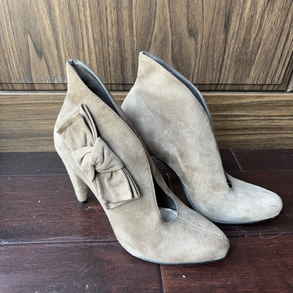 🩶Grey Suede Steven Booties with Bow Accent🩶 - Picture 5 of 6